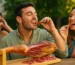 Amigos disfrutando de jamón curado al aire libre en un ambiente relajado