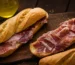 Bocadillos de jamón Duroc sobre pan crujiente, acompañados de aceite de oliva virgen extra.
