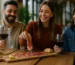 Personas jóvenes disfrutando de paleta ibérica de bellota en una mesa gourmet