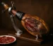 Jamón ibérico 100% de bellota sobre tabla de corte en cocina rústica