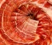Jamón español cortado en plato blanco con presentación profesional